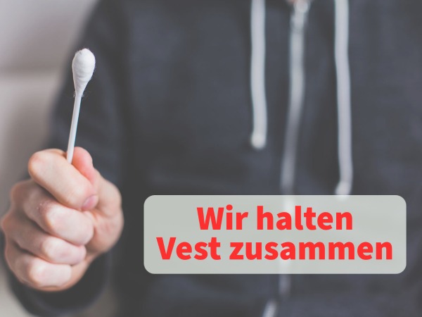 Ein Mann hält ein Wattestäbchen. Ein Schriftzug sagt: 