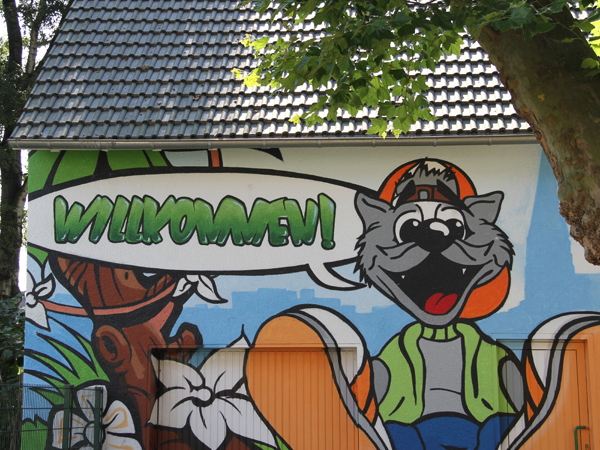 Graffiti an Hauswand mit einem Comictier
