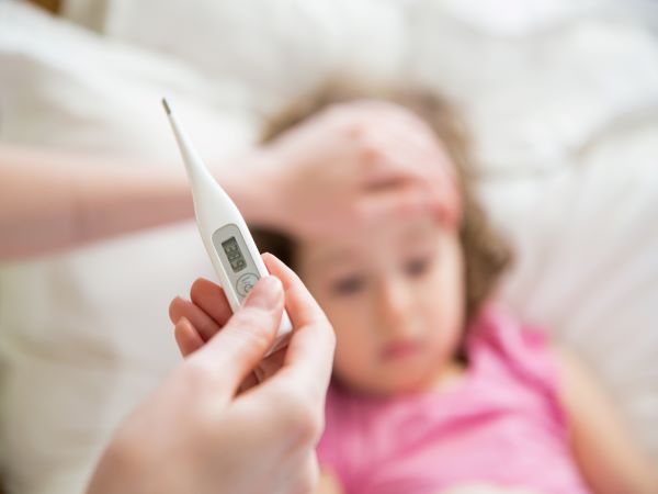 Krankes Kind und Fieberthermometer