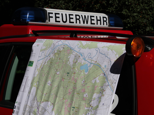 Landkarte hängt an Fenster eines Feuerwehrautos.