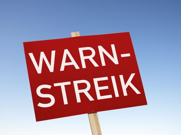 Ein Schild mit dem Wort Warnstreik